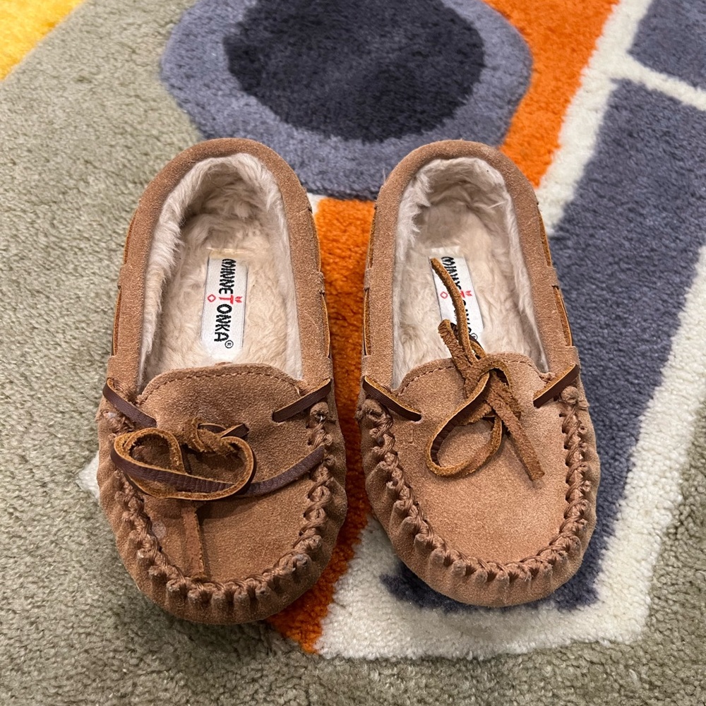 LIKE NEW Toddler Size 8 Minnetonka Moccasin slippers